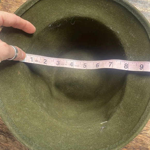 Cutest vintage green felt hat with vintage rhinestone brooches - Picture 8 of 8